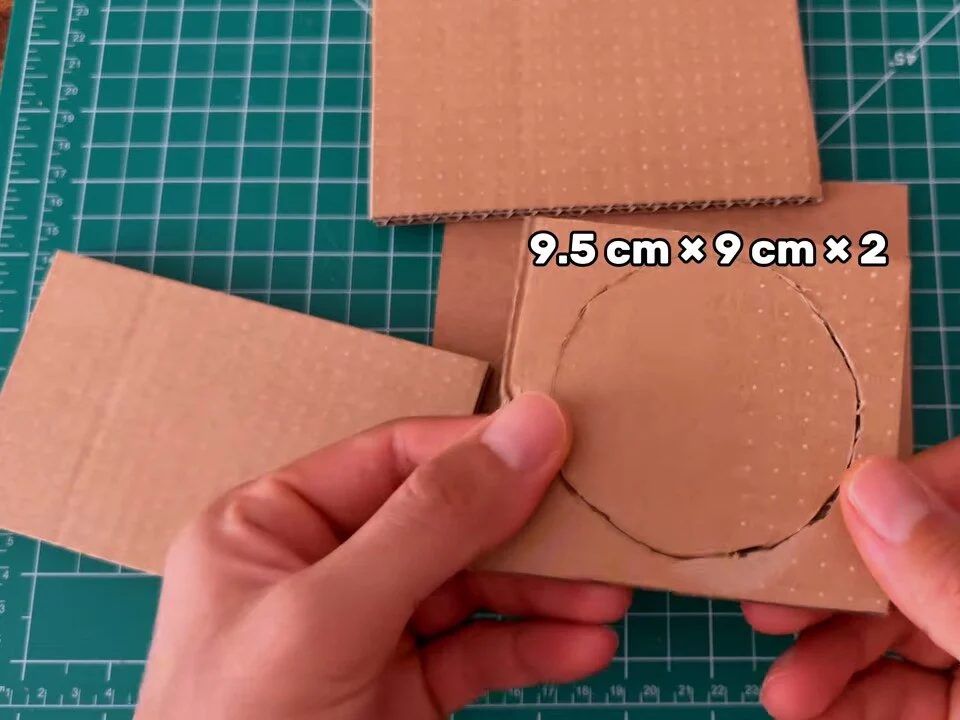 Cardboard panel labelled 9.5 cm × 9 cm × 2 with a traced circle for the fan opening